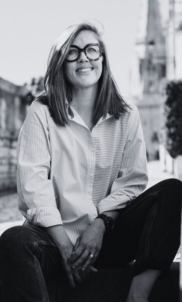 Portrait de Pauline BARUCQ, fondatrice de Arkitektura, sur le vieux port de La Rochelle